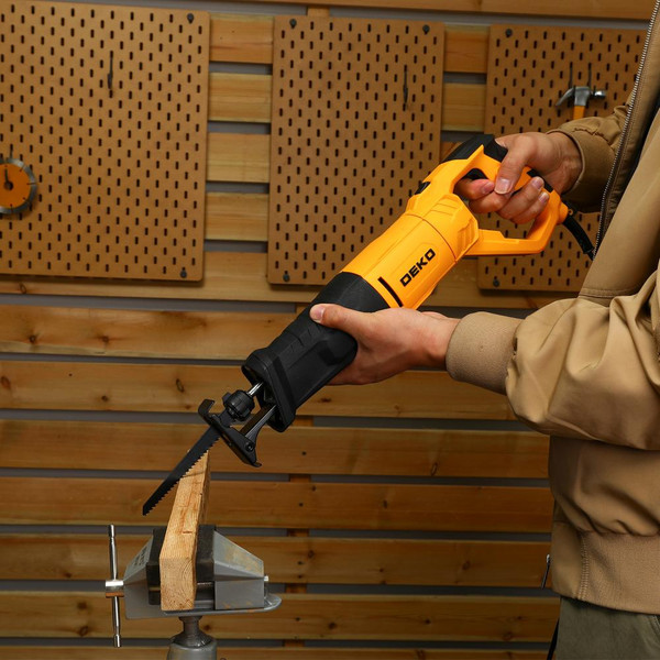 Сабельная пила Deko DKRS1300 / 085-1075