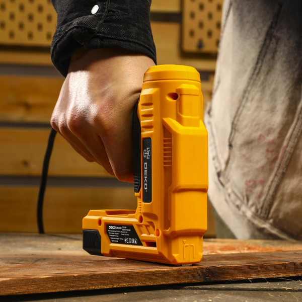 Электрический степлер Deko DKES500 / 085-1072