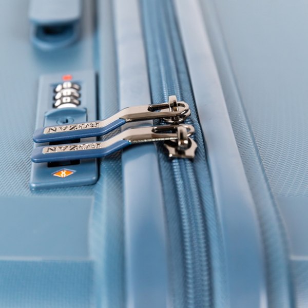 Чемодан на колесах Rozan 8823