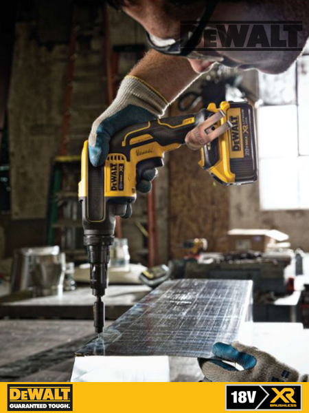 Профессиональный шуруповерт DeWalt DCF622N