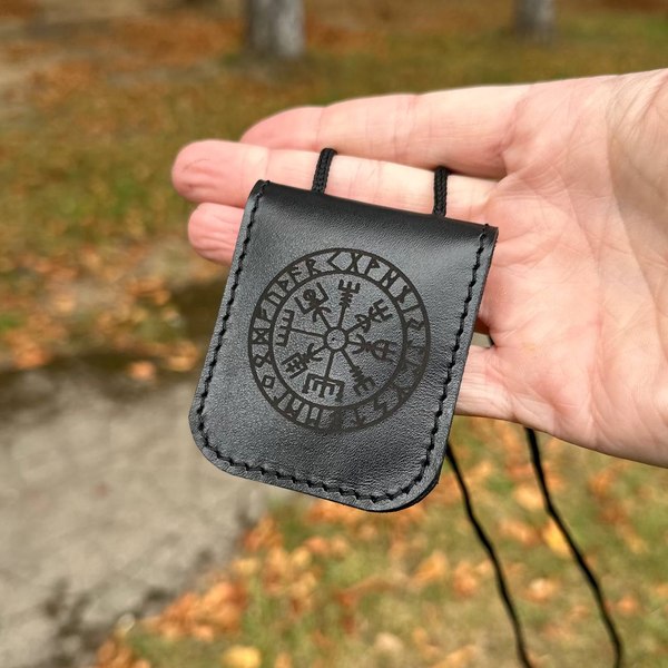 Оберег Wolves Вегвизир 1036