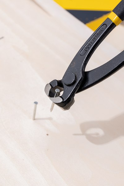 Клещи торцевые Deli EDL111009