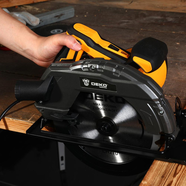 Дисковая пила Deko DKCS2300W / 084-1050