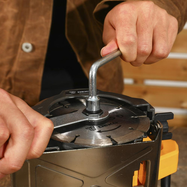 Дисковая пила Deko DKCS1450W / 084-1048