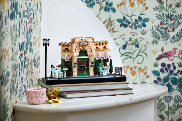 Конструктор Lego Icons Французское кафе / 10362 