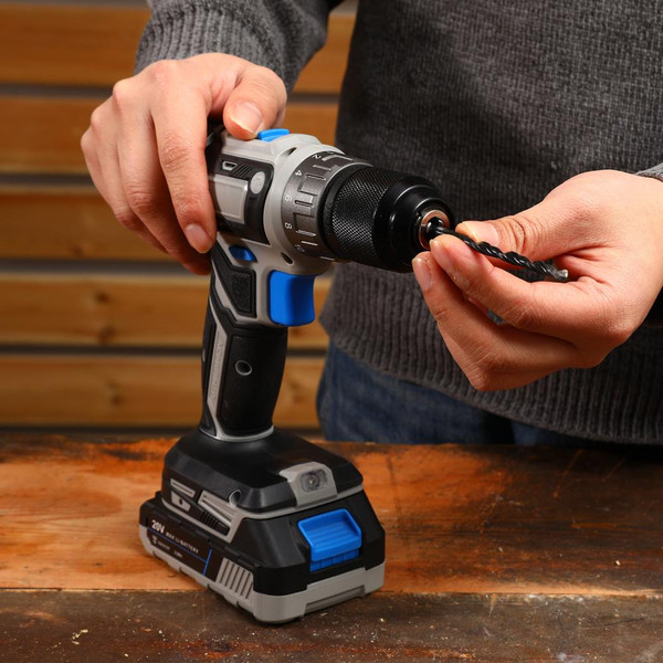 Аккумуляторная дрель-шуруповерт Deko ZKCD20V Pro / 084-1005