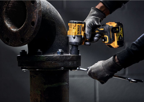 Профессиональный гайковерт DeWalt DCF921P2T