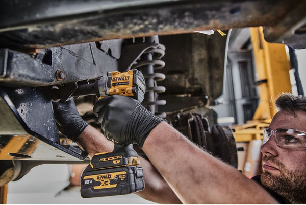 Профессиональный гайковерт DeWalt DCF921P2T