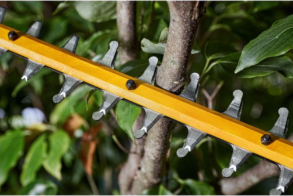 Кусторез аккумуляторный DeWalt DCMHT573X1