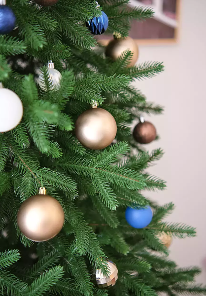 Ель искусственная Уральская ёлка и игрушка Европейская