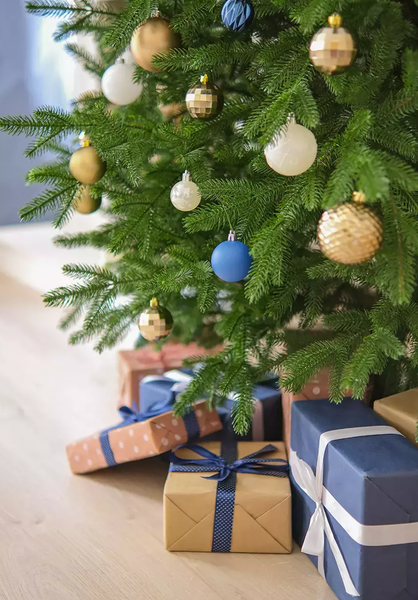 Ель искусственная Уральская ёлка и игрушка Европейская