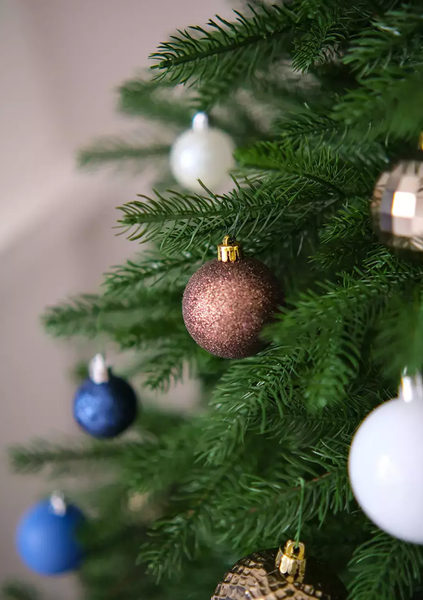 Ель искусственная Уральская ёлка и игрушка Восточная