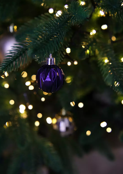 Ель искусственная Уральская ёлка и игрушка Моника