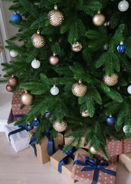 Ель искусственная Уральская ёлка и игрушка Моника