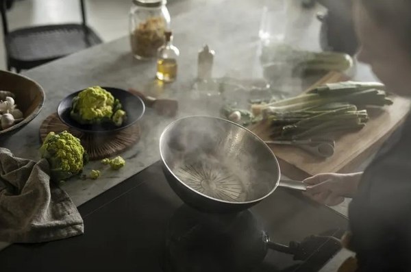 Вок Fiskars All Steel Pure / 1065629