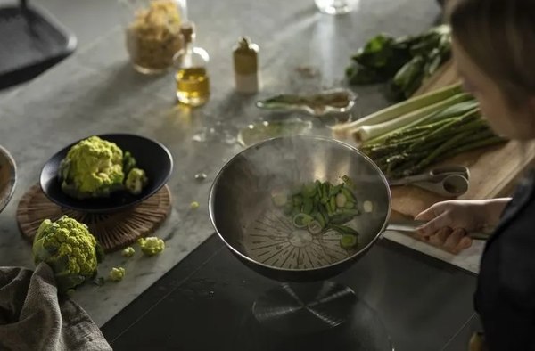 Вок Fiskars All Steel Pure / 1065629