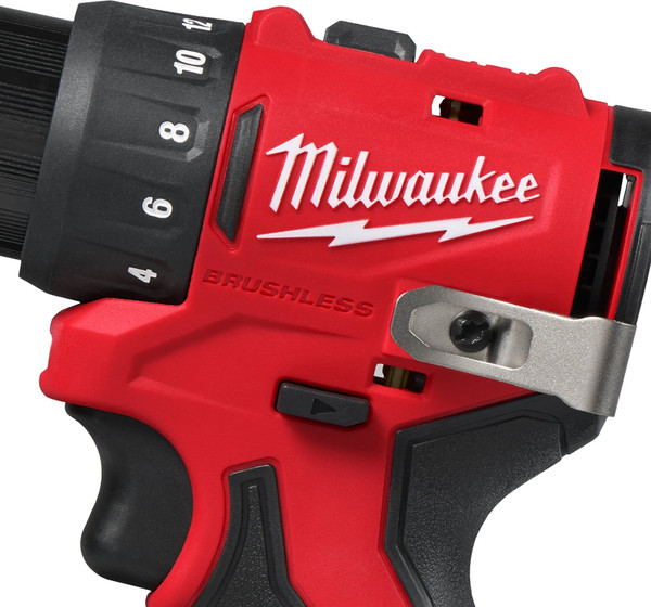Аккумуляторная дрель-шуруповерт Milwaukee M12 BLDDRC-202C / 4933499686