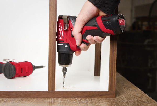 Аккумуляторная дрель-шуруповерт Milwaukee M12 BLDDRC-202C / 4933499686