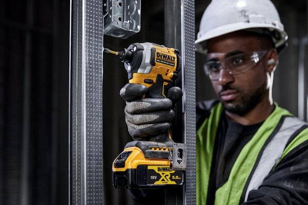 Профессиональный шуруповерт DeWalt DCF850E2T