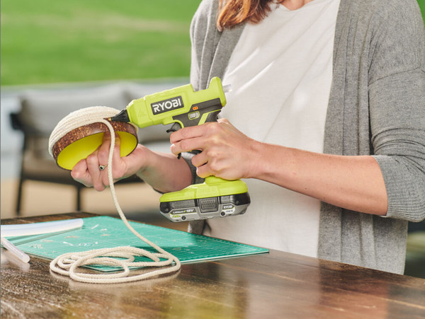 Клеевой пистолет Ryobi RGLU18-0 / 5133005717