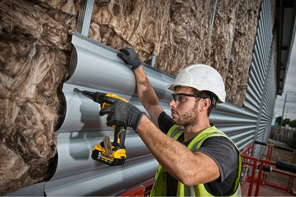 Профессиональный шуруповерт DeWalt DCF622B
