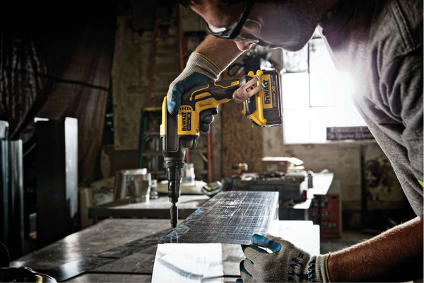Профессиональный шуруповерт DeWalt DCF622B
