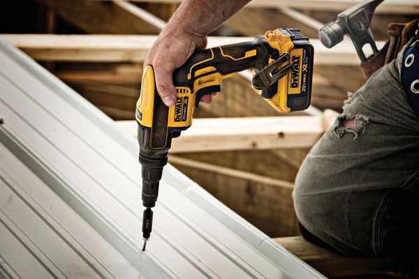 Профессиональный шуруповерт DeWalt DCF622B