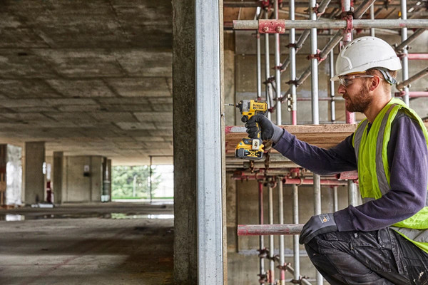 Профессиональный шуруповерт DeWalt DCF888B