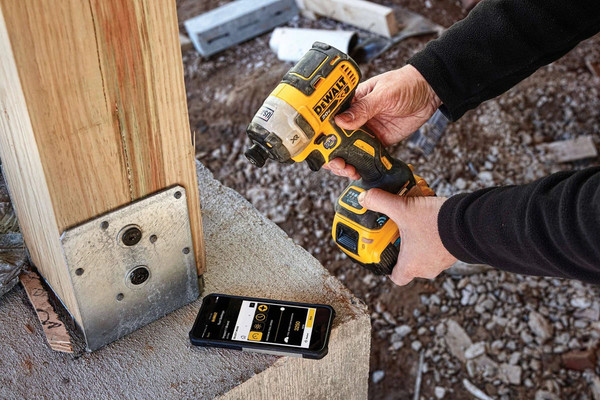 Профессиональный шуруповерт DeWalt DCF888B