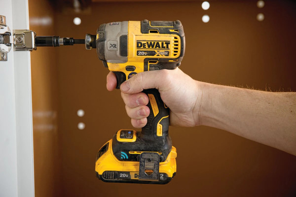 Профессиональный шуруповерт DeWalt DCF888B