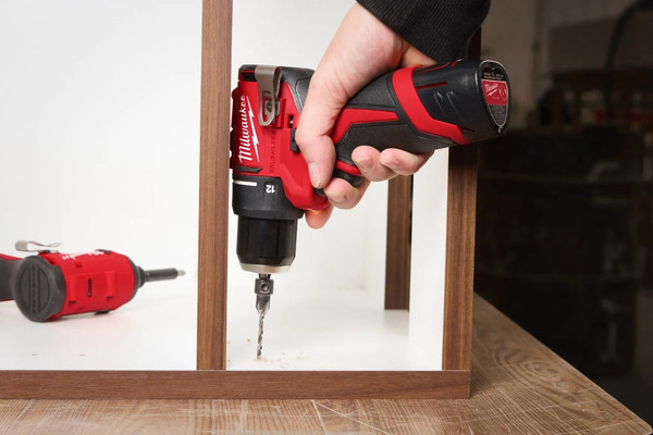 Аккумуляторная дрель-шуруповерт Milwaukee M12 BLDDRC-202C+набор бит Impact / 4933499686P42F